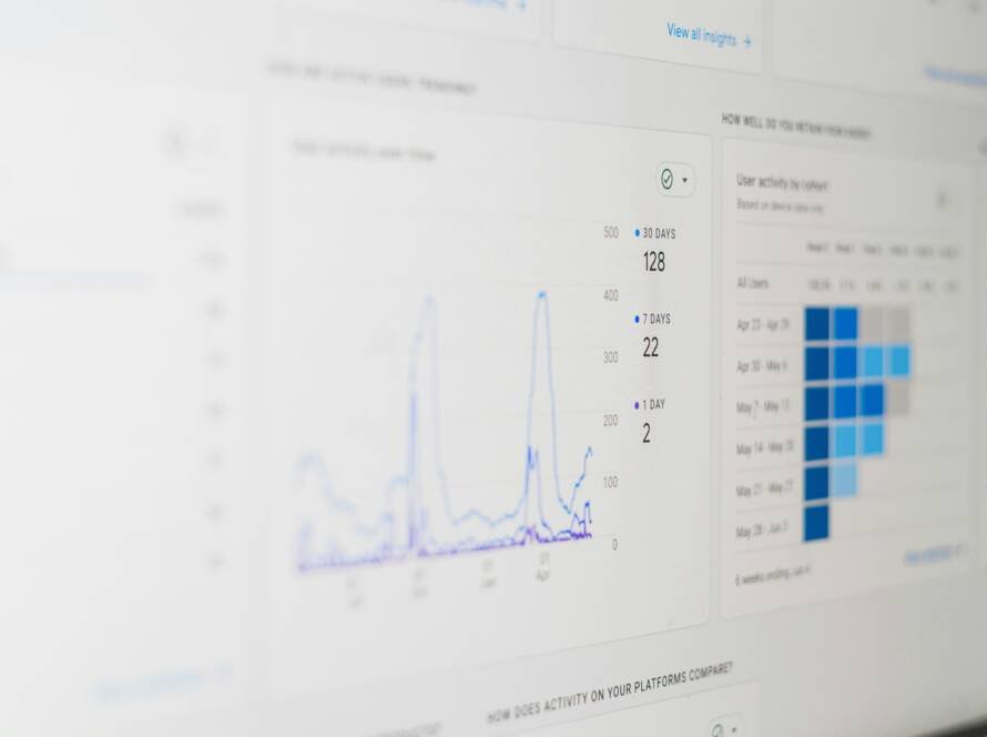 Ilustración de una web escalando posiciones en Google de forma orgánica, sin campañas de Ads activas.