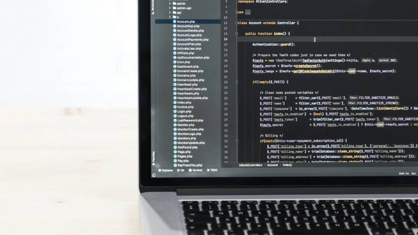 Consultor revisando Search Console y métricas técnicas en una auditoría SEO para recuperar tráfico orgánico y leads.