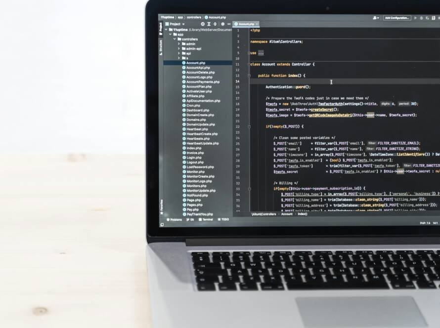 Consultor revisando Search Console y métricas técnicas en una auditoría SEO para recuperar tráfico orgánico y leads.