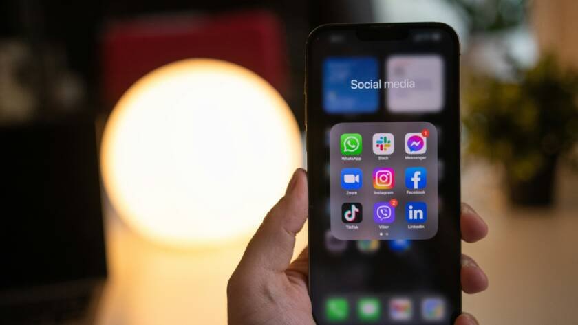 Equipo planificando la gestión de redes sociales para empresas con calendario editorial, métricas y enfoque a captación de leads
