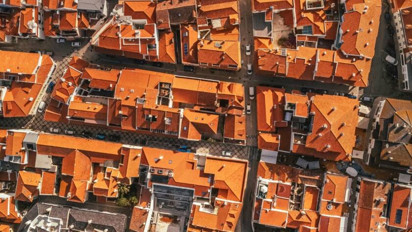 Mapa con resultados locales de Google y una web de servicios optimizada para posicionamiento local y captación de leads