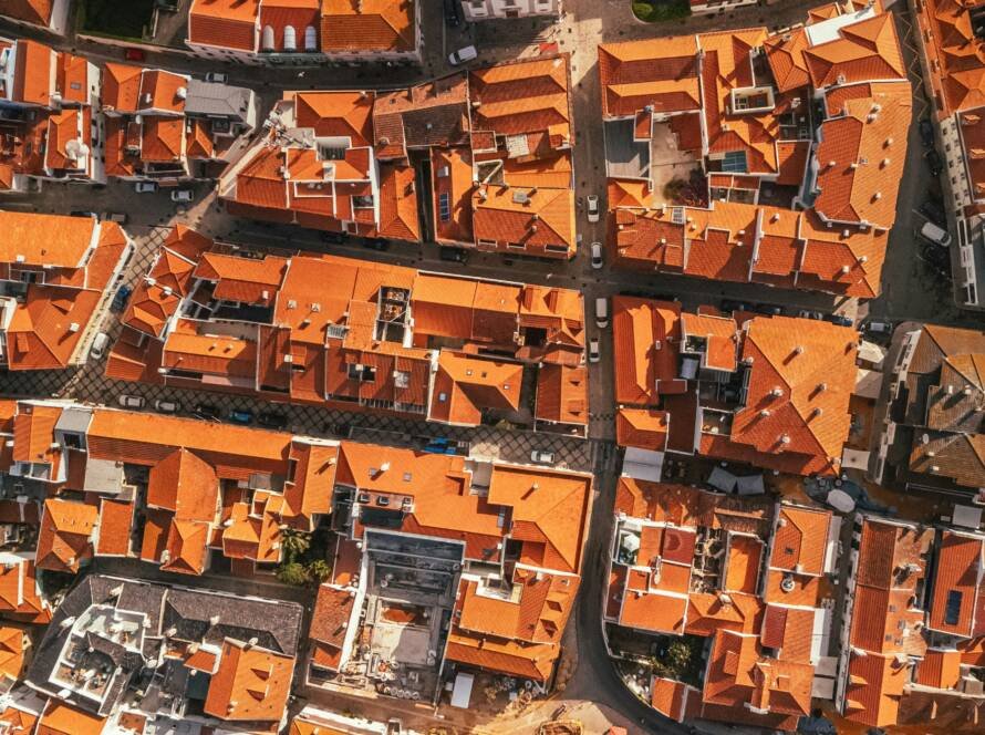 Mapa con resultados locales de Google y una web de servicios optimizada para posicionamiento local y captación de leads