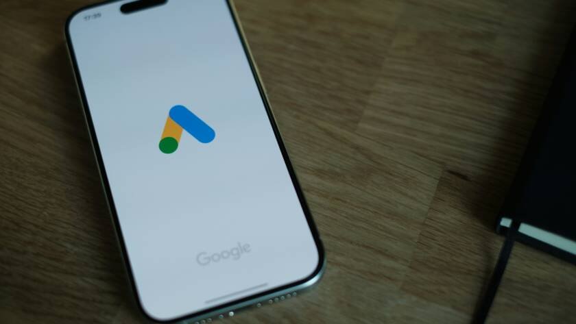 Auditoría de Google Ads revisando campañas, conversiones y términos de búsqueda para reducir coste por lead y mejorar la calidad del tráfico