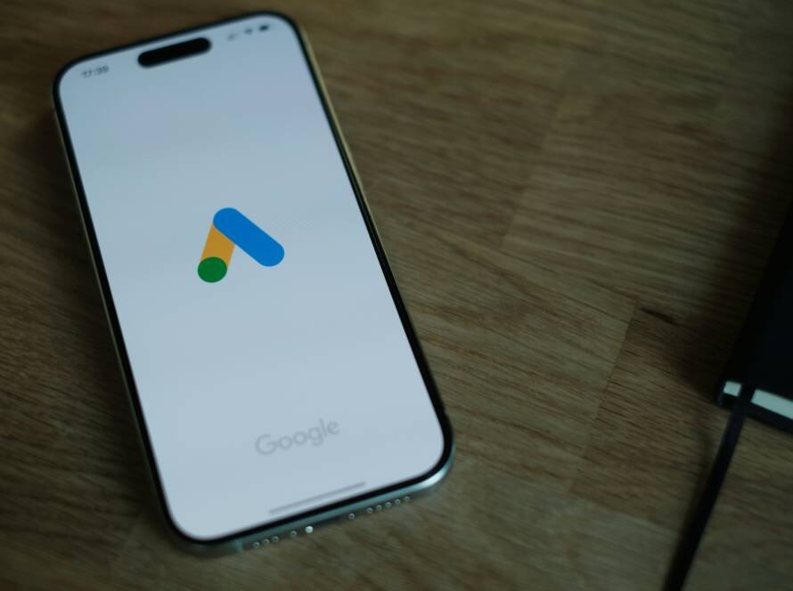 Auditoría de Google Ads revisando campañas, conversiones y términos de búsqueda para reducir coste por lead y mejorar la calidad del tráfico
